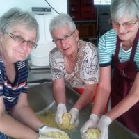 Hier kann man es sehen, alles selbstgemacht – und sie haben noch Spaß dabei: Lamerderinnen bei der Kartoffelteigherstellung.