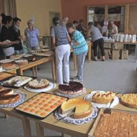 70 von Lamerder Hausfrauen selbstgebackene Kuchen stehen zur Auswahl. Danke den fleißigen Bäckerinnen und Tortenzauberinnen.