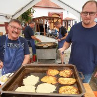 Kartoffelpuffer braten ist in Lamerden zum Teil auch Männersache (von links vorn: Dieter Beck, Sebastian Beck, dahinter: Eike Lenzing und Daniel Manzow).