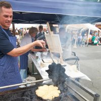 Backen wie zu Omas Zeiten: Nicht so einfach Hefewaffeln im Eisen über Holzfeuer zu backen. Er kann’s. Maik Lühmann.