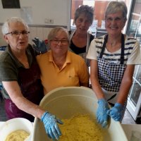 3 Zentner  Kartoffelpufferteig wird für das Lamerder Kartoffelfest verarbeitet, das geht in die Arme! (von links Elke Klocke, Ilse Mrozik, Gisela Reiling, Inge Kuhlebert).