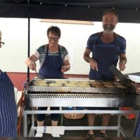 Die Lamerder Kartoffelpuffer sind eine begehrte Spezialität (von links Ilse Mrozik, Betina Schalk, Frank Korte,  Inge Präscher).